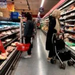 Consumo en crisis: ventas en supermercados y mayoristas cayeron hasta 11,4% en febrero
