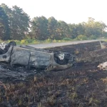 Un médico se detuvo a auxiliar a afectados por un vuelco y su auto tomó fuego y se incendió