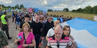 Colón marchó hacia el Puente Internacional por la no instalación de HIF Global en Paysandú