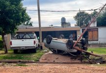 Chocaron un poste de luz, impactaron contra una camioneta, volcaron y terminaron hospitalizados