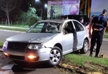 Perdieron el control del auto y volcaron frente al Club Profesionales
