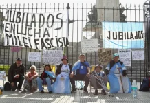 Jubilados se encadenaron al Congreso en contra del ajuste: “La estamos pasando mal”