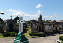 Bronca en el Cementerio de Concordia: rompió el vidrio de un nicho tras discutir por lo que le paga Azcué