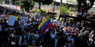 El Parlamento de Venezuela debate la amnistía, mientras miles de personas marchan por los presos políticos
