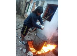 La Olla que desafía al topo, que mitiga el hambre y alimenta la solidaridad contra las jaulas del odio