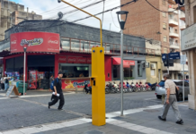 INSÓLITO: Colocaron un aparato fálico de seguridad a cuadras de la departamental de Policía