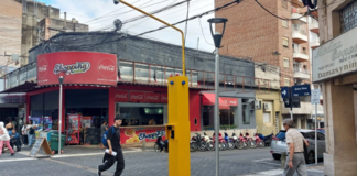 INSÓLITO: Colocaron un aparato fálico de seguridad a cuadras de la departamental de Policía