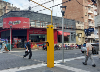 INSÓLITO: Colocaron un aparato fálico de seguridad a cuadras de la departamental de Policía