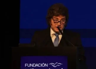 Milei en la cena de la Fundación Libertad: «Tarde o temprano la inflación y el riesgo país se van a destrozar»