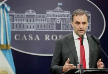 Manuel Adorni, más complicado: confirmaron un nuevo viaje a Aruba en Premium Economy