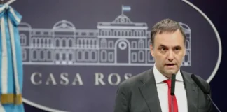 Manuel Adorni, más complicado: confirmaron un nuevo viaje a Aruba en Premium Economy