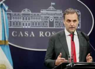 Manuel Adorni, más complicado: confirmaron un nuevo viaje a Aruba en Premium Economy