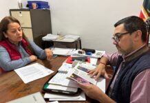 Autoridades de la Asociación Artiguista de Puerto Yeruá se reunieron con el director departamental de Educación