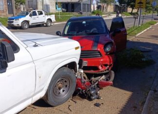 Ebrio al volante de un auto de alta gama, chocó a un motociclista: le retuvieron el vehículo y la licencia de conducir