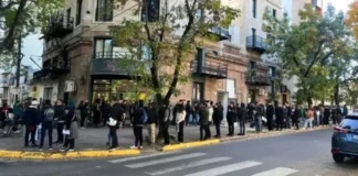 La postal de la crisis: largas filas en Paraná para cubrir 20 puestos de trabajo