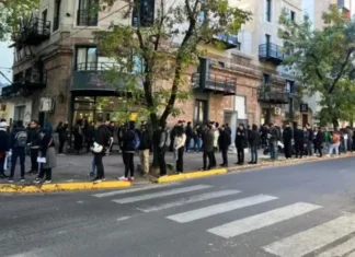La postal de la crisis: largas filas en Paraná para cubrir 20 puestos de trabajo