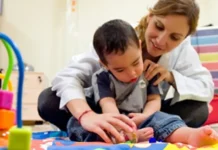 Condenan a una prepaga por cubrir de manera parcial el acompañamiento de un niño con discapacidad