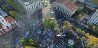 Una multitud se movilizó en el país en defensa de las universidades