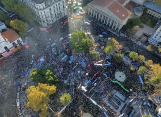 Una multitud se movilizó en el país en defensa de las universidades