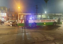 Dos personas resultaron heridas tras un choque entre un colectivo y una camioneta en una esquina semaforizada