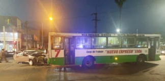 Dos personas resultaron heridas tras un choque entre un colectivo y una camioneta en una esquina semaforizada