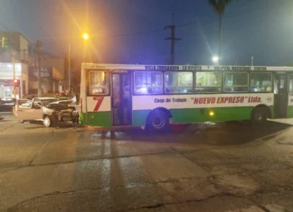 Dos personas resultaron heridas tras un choque entre un colectivo y una camioneta en una esquina semaforizada