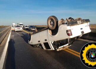 Camioneta volcó en la ruta 174 luego de perder una rueda