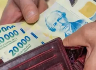 El salario mínimo vale menos que en 2001 y debería triplicarse para recuperar su poder de compra original