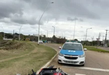 Un motociclista resultó herido y demoraron al conductor de una camioneta que huyó tras el choque