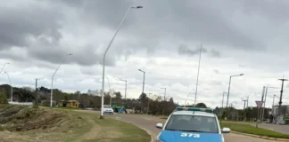 Un motociclista resultó herido y demoraron al conductor de una camioneta que huyó tras el choque