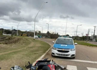 Un motociclista resultó herido y demoraron al conductor de una camioneta que huyó tras el choque