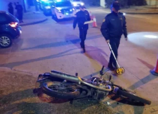 Un motociclista debió ser trasladado al hospital tras un choque con un auto
