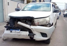 Un fuerte choque entre dos camionetas ocurrió durante la mañana del lunes