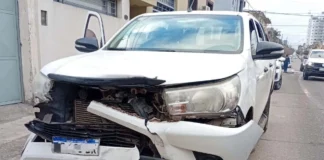 Un fuerte choque entre dos camionetas ocurrió durante la mañana del lunes