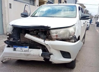 Un fuerte choque entre dos camionetas ocurrió durante la mañana del lunes