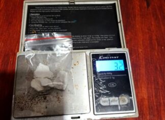 Fueron a allanar por amenazas y encontraron un arma y drogas. Hay dos detenidos