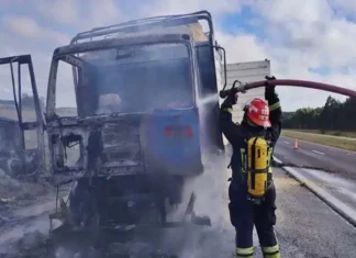 Se incendió un camión cargado con aserrín en la Autovía 14