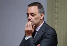 Prohibieron la salida del país a Manuel Adorni por peligro de fuga inminente