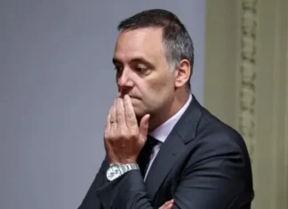 Prohibieron la salida del país a Manuel Adorni por peligro de fuga inminente
