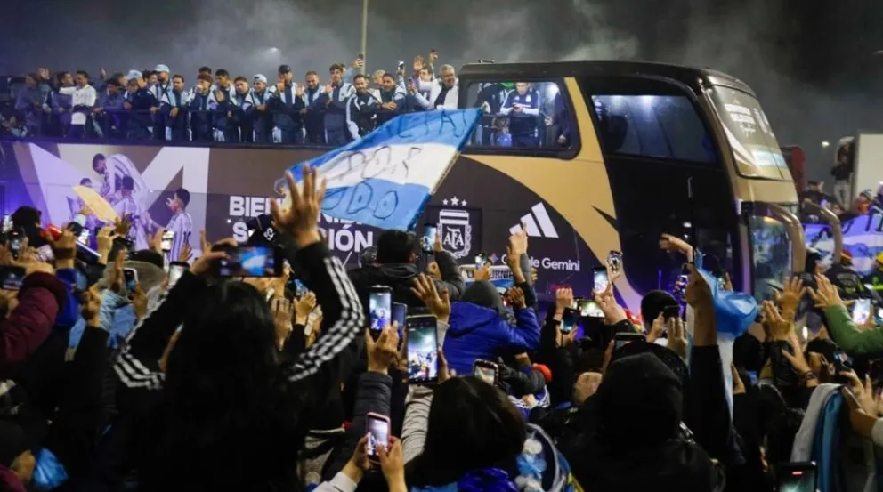 La Selección volvió del Mundial: multitud en Ezeiza, micro descapotable y un emotivo recibimiento - Diario del Sur