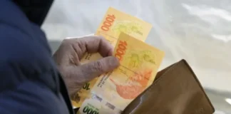Colapso del salario mínimo: Perdió más del 40% de su poder de compra y se ubica en un mínimo histórico