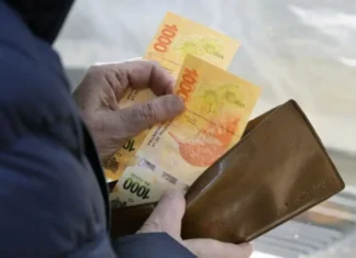 Colapso del salario mínimo: Perdió más del 40% de su poder de compra y se ubica en un mínimo histórico