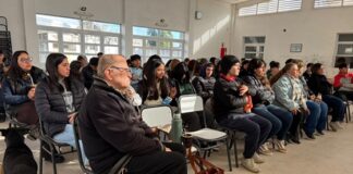 Estela Solana realizó una charla abierta a la comunidad sobre geología en la escuela secundaria de Puerto Yeruá