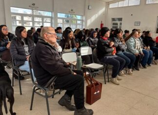 Estela Solana realizó una charla abierta a la comunidad sobre geología en la escuela secundaria de Puerto Yeruá