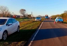 Conductor fue hospitalizado en Concordia tras protagonizar un impacto frontal entre un camión y un auto