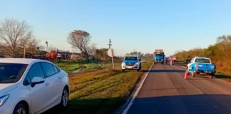 Conductor fue hospitalizado en Concordia tras protagonizar un impacto frontal entre un camión y un auto