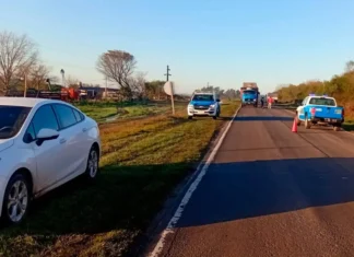 Conductor fue hospitalizado en Concordia tras protagonizar un impacto frontal entre un camión y un auto