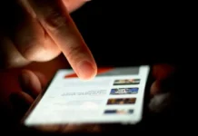 Seis horas diarias y videos de 10 segundos: los peligros del scrolleo infinito