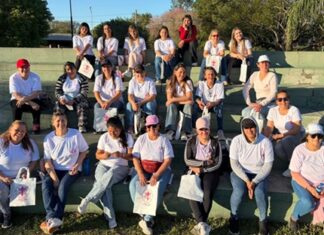 Mujeres de Puerto Yeruá salieron a la calle a concientizar sobre el cáncer de mamas