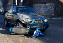 Un joven joven resultó herido en un accidente entre un auto y una moto